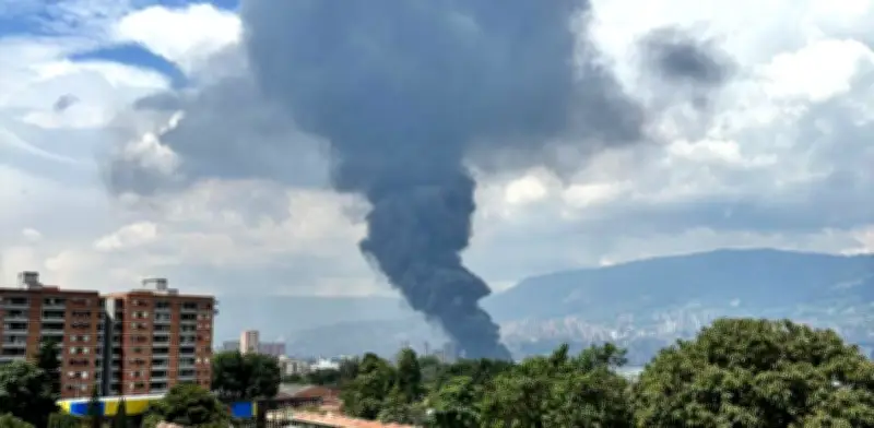 Masivo incendio estructural en fábrica de bicicletas en Itagüí, Antioquia