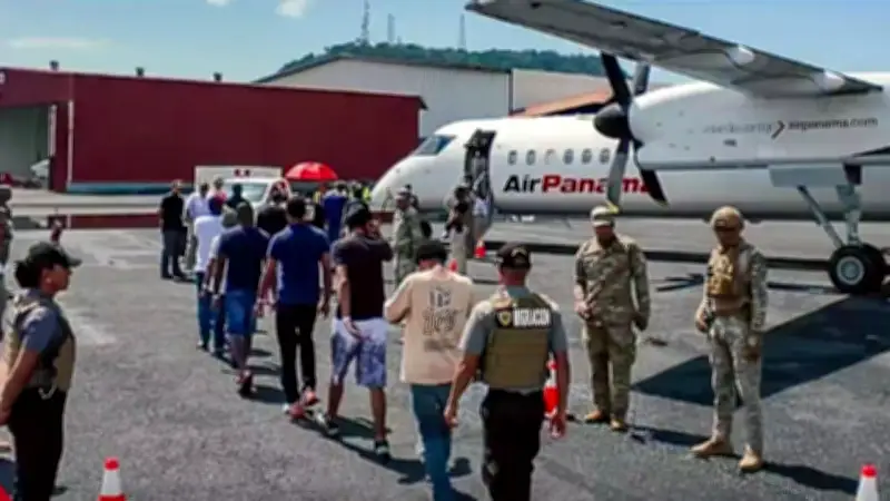 Medellín recibe 56 colombianos deportados desde Panamá con antecedentes penales