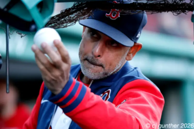Medias Rojas despiden a Alex Cora y cinco coaches tras mal inicio