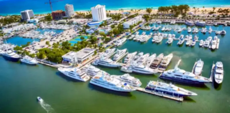 Megayates de magnates tecnológicos saturan puertos de Florida en éxodo masivo