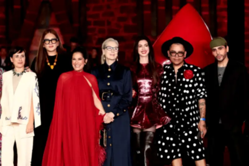 Meryl Streep y Anne Hathaway deslumbran en pasarela mexicana para estreno de secuela