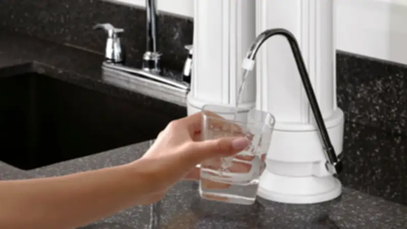 Microplásticos en el agua potable: Filtro innovador elimina el 95% de partículas