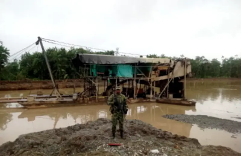 Minería ilegal del Clan del Golfo opera a 137 metros de base militar en Colombia