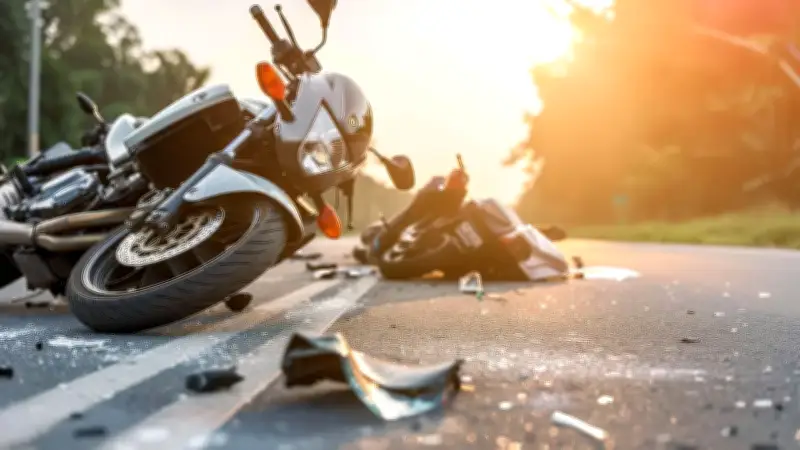Motociclista en presunto estado de ebriedad choca contra poste en Rionegro y arrolla a tres personas