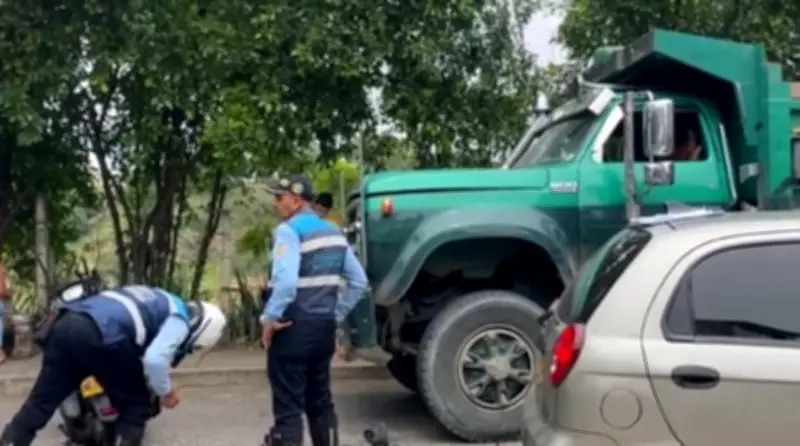 Motociclista muere en choque frontal contra volqueta en Bucaramanga