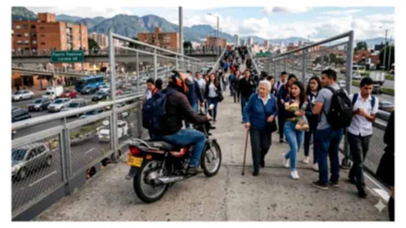 Motociclista transita por puente peatonal en Kennedy, Bogotá, generando indignación ciudadana