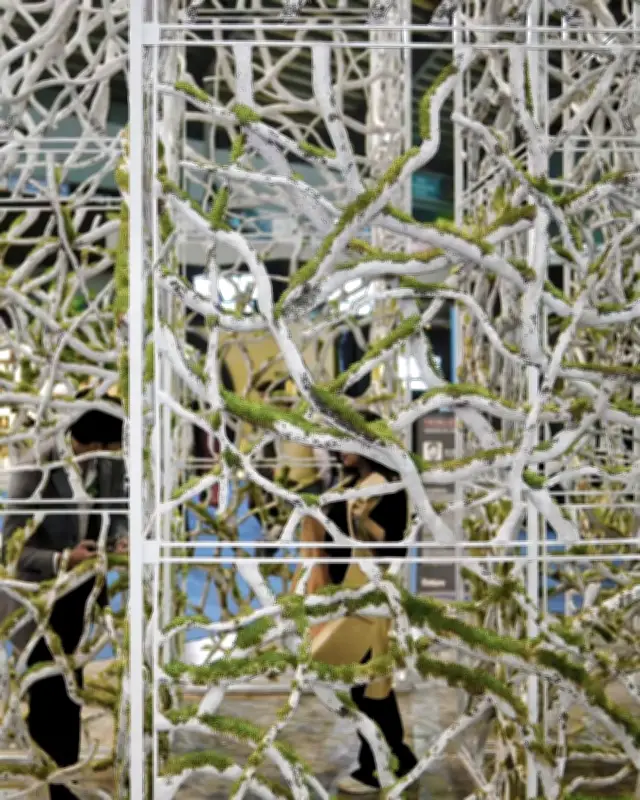 Mórfosis: Instalación artística transforma papel desechado en arquitectura viva