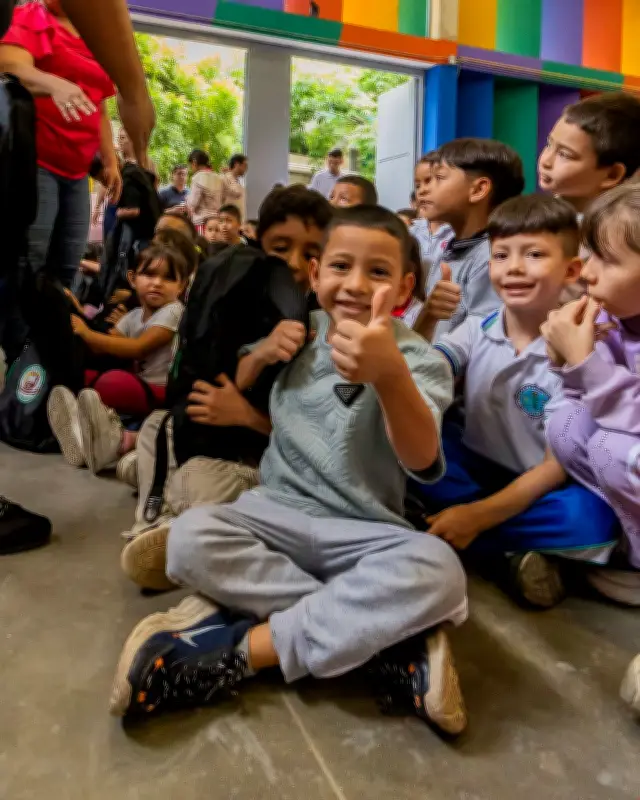 Más de 4.000 estudiantes de Girón reciben kits escolares en colegios públicos