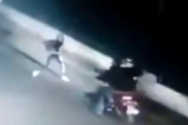 Mujer arrastrada por cuadras tras enfrentar a ladrones en Bogotá: video evidencia brutalidad