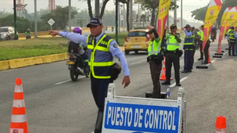 Multas en Colombia: adelantar por la derecha, una maniobra prohibida que puede costar $337.400