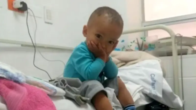 Niño con enfermedad rara lleva medio año sin medicamentos vitales en Colombia