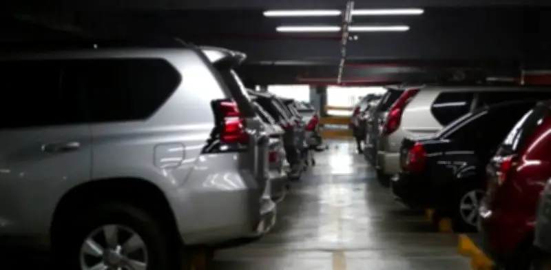 Nueva estafa en parqueaderos: dañan carros y ofrecen reparaciones fraudulentas