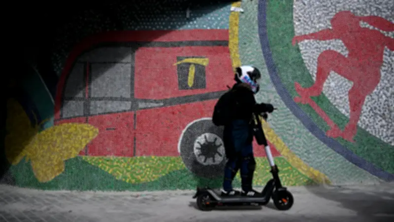 Nueva ley regula motos y patinetas eléctricas: multas de hasta 285 mil pesos