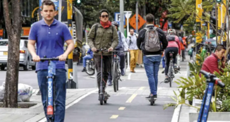 Nueva ley regula patinetas eléctricas en Colombia con edad mínima y multas