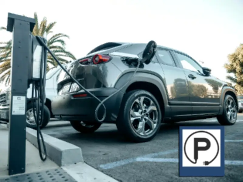 Nueva señal vial en Colombia: Multa de $633 mil por parquear en espacios para vehículos eléctricos