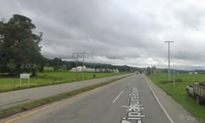 Nuevo accidente grave en vía Zipaquirá-Ubaté: tractocamión volcó por microsueño del conductor