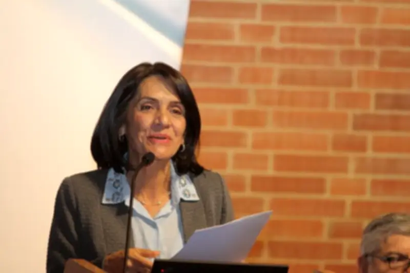 Olga Lucía Acosta defiende alza de tasas ante inflación del 5,5% en Colombia