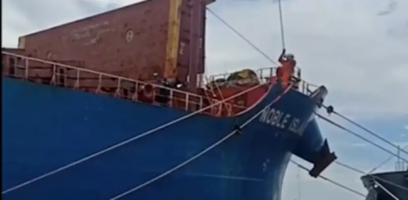 Operario quedó colgando de una cuerda en puerto de Buenaventura: '¡Se enredó, ay Dios mío!'