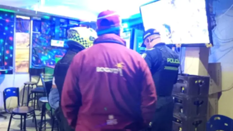 Operativo en Suba incauta armas y licor adulterado, cierra locales por presencia de menores