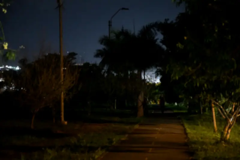 Oscuridad en jarillón de Cali por fallas en luminarias desde diciembre 2025