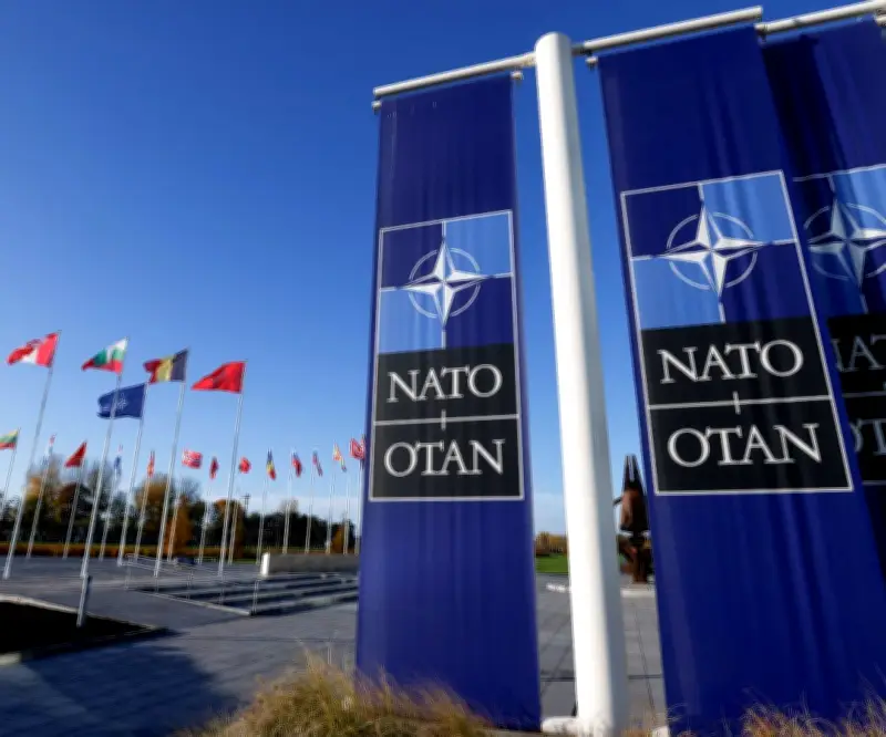 OTAN critica políticas nucleares de Rusia y China, pide cooperación con EE.UU.