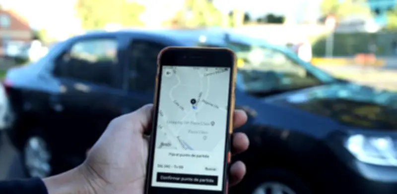 Panamá transforma Uber e Indrive en 'taxis de lujo' con nueva regulación estricta