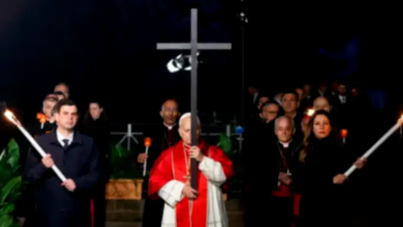 Papa León XIV recupera tradición del viacrucis en Coliseo tras 30 años