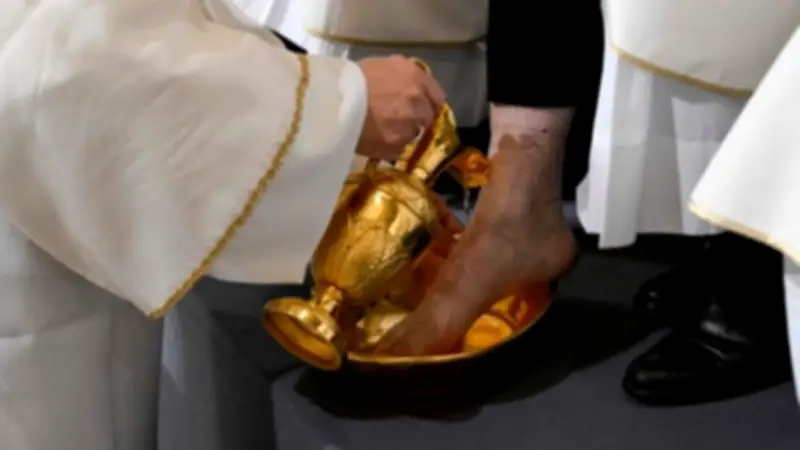 Papa León XIV revive lavatorio de pies en Jueves Santo con 12 sacerdotes en Roma