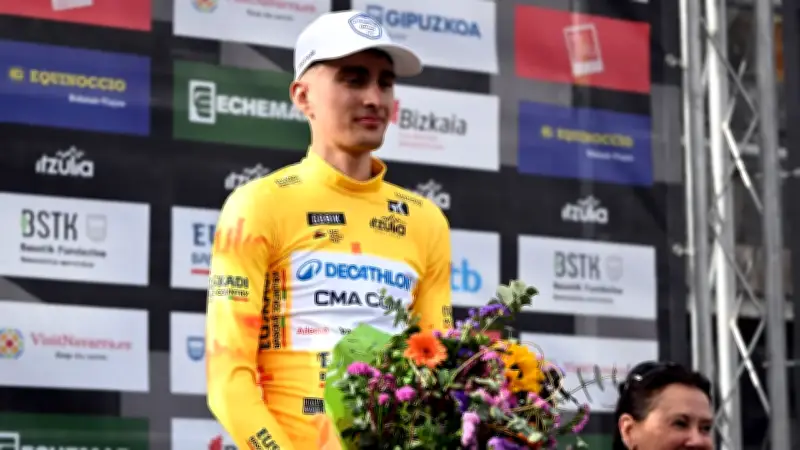 Paul Seixas gana en solitario la segunda etapa y refuerza su liderato en la Itzulia 2026