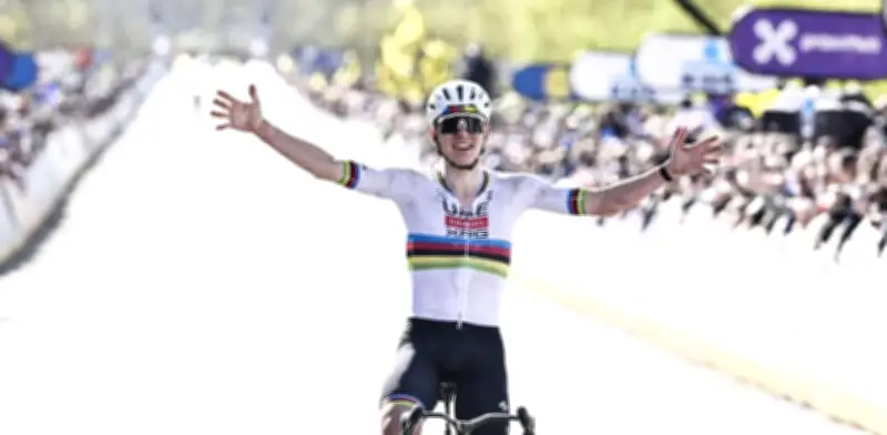 Paul Seixas reconoce que no tiene nivel para vencer a Tadej Pogacar en Lieja-Bastoña-Lieja