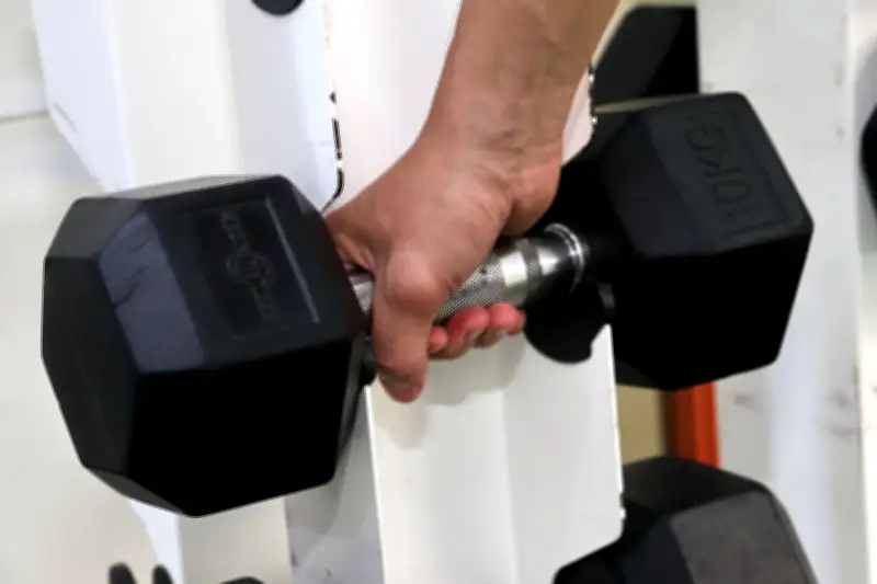 Peso muerto: Neurocirujano colombiano alerta sobre graves riesgos para la columna vertebral