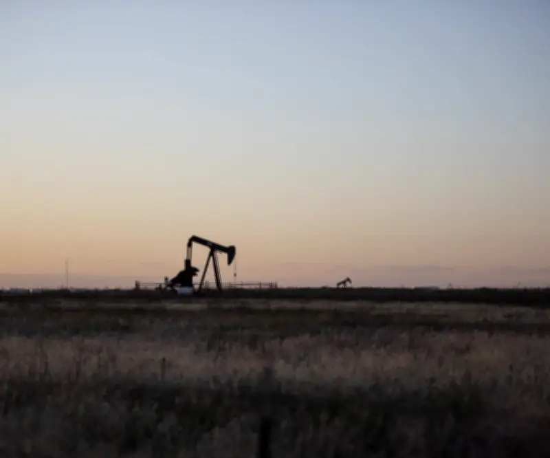 Petróleo cae tras propuesta de alto el fuego entre EE.UU. e Irán en jornada volátil