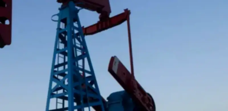 Petróleo se desploma 16% tras anuncio de tregua entre EE.UU. e Irán en conflicto por Ormuz