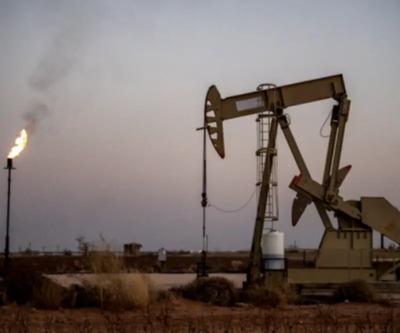 Petróleo se desploma bajo US$100 tras acuerdo de alto el fuego entre EE.UU. e Irán