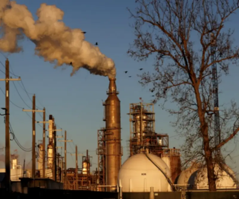 Petróleo y gas se desploman tras anuncio de reapertura del estrecho de Ormuz por Irán