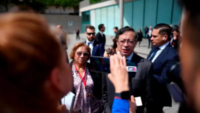 Petro advierte que regresar a energías fósiles sería catastrófico para Colombia