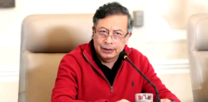 Petro amenaza con nuevo aumento salarial si Banco de la República mantiene alza de tasas