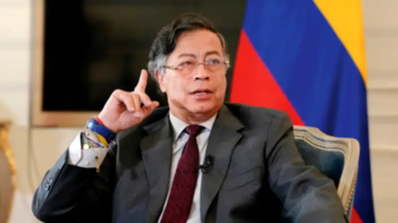 Petro anuncia excepciones al arancel del 100% para productos ecuatorianos