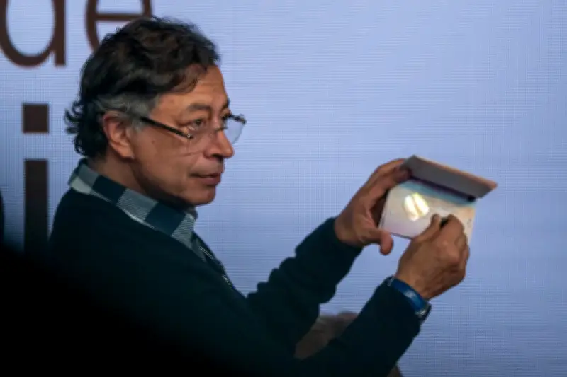 Petro ataca a procurador Eljach por suspensión de contrato de pasaportes con Portugal