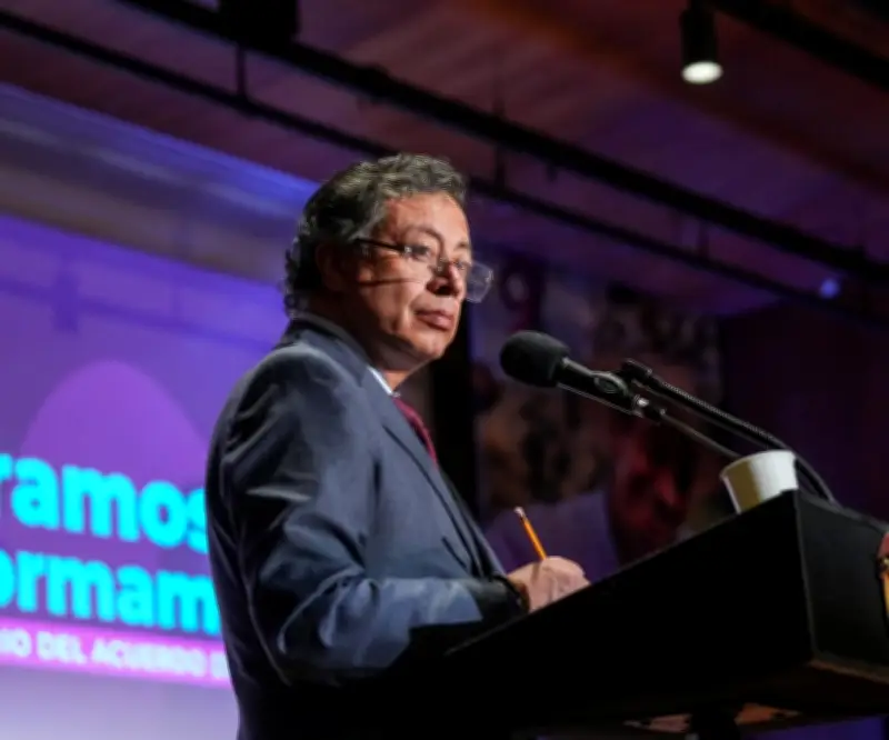 Petro atribuye duplicación de ventas de eléctricos a aranceles sobre gasolina