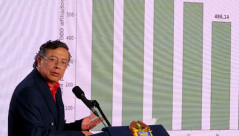 Petro descarta liquidar EPS y propone retirar licencias para cobrar deudas