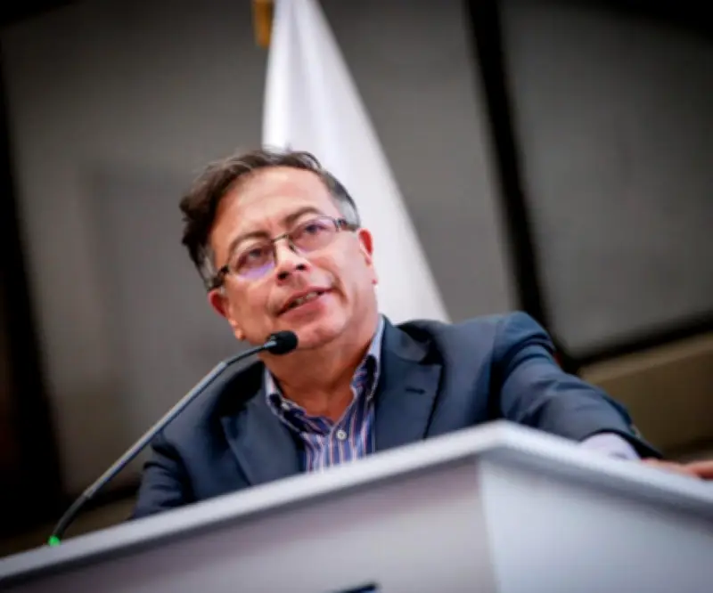 Petro en lanzamiento de libro de Sheinbaum: democracia va más allá de elecciones