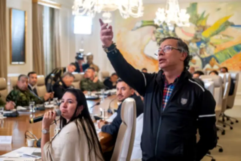 Petro enfrenta cuestionamientos tras filtrarse sus calificaciones universitarias con dos materias perdidas