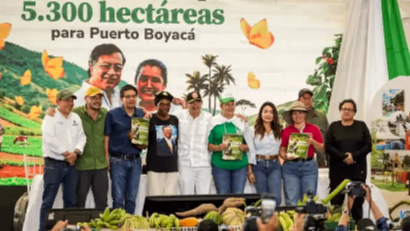 Petro entrega 5.300 hectáreas a 510 familias campesinas en Puerto Boyacá