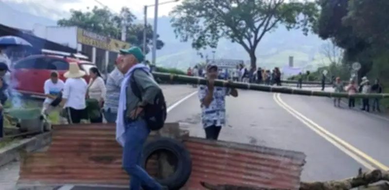 Petro ordena desbloqueo de vías con fuerza pública y amenaza con cárcel a alcaldes