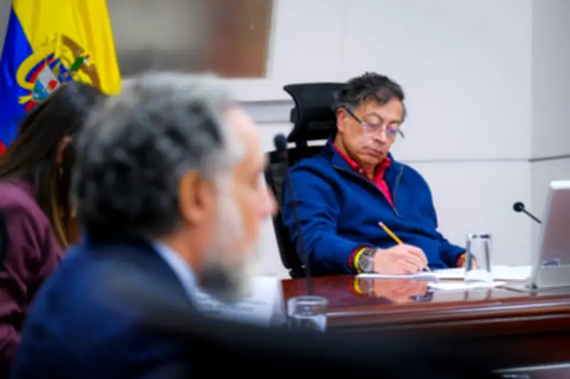 Petro pide investigar si explosivos de atentado en Panamericana vinieron de Ecuador