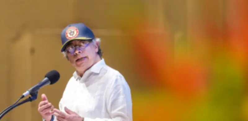 Petro rechaza demanda contra decreto que redujo salarios de congresistas y advierte sobre límites al poder presidencial