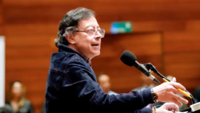 Petro retira a embajadora en Ecuador tras escalada de tensión por aranceles y acusaciones