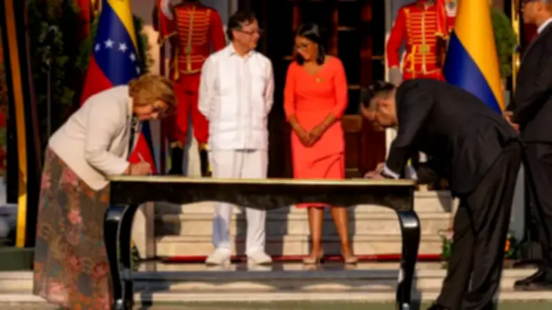 Petro y Rodríguez acuerdan plan militar conjunto contra mafias en la frontera