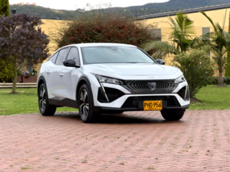 Peugeot 408 en Colombia: Un crossover fastback que desafía las categorías tradicionales
